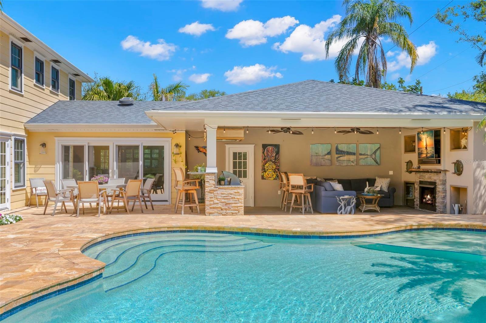 Property Photo: 556 21st Avenue NE FL 33704