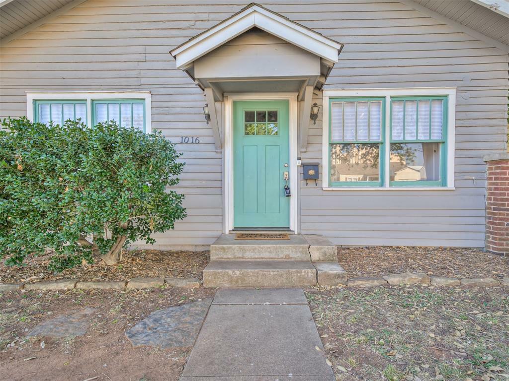 Property Photo: 1016 E Edwards Street OK 73034