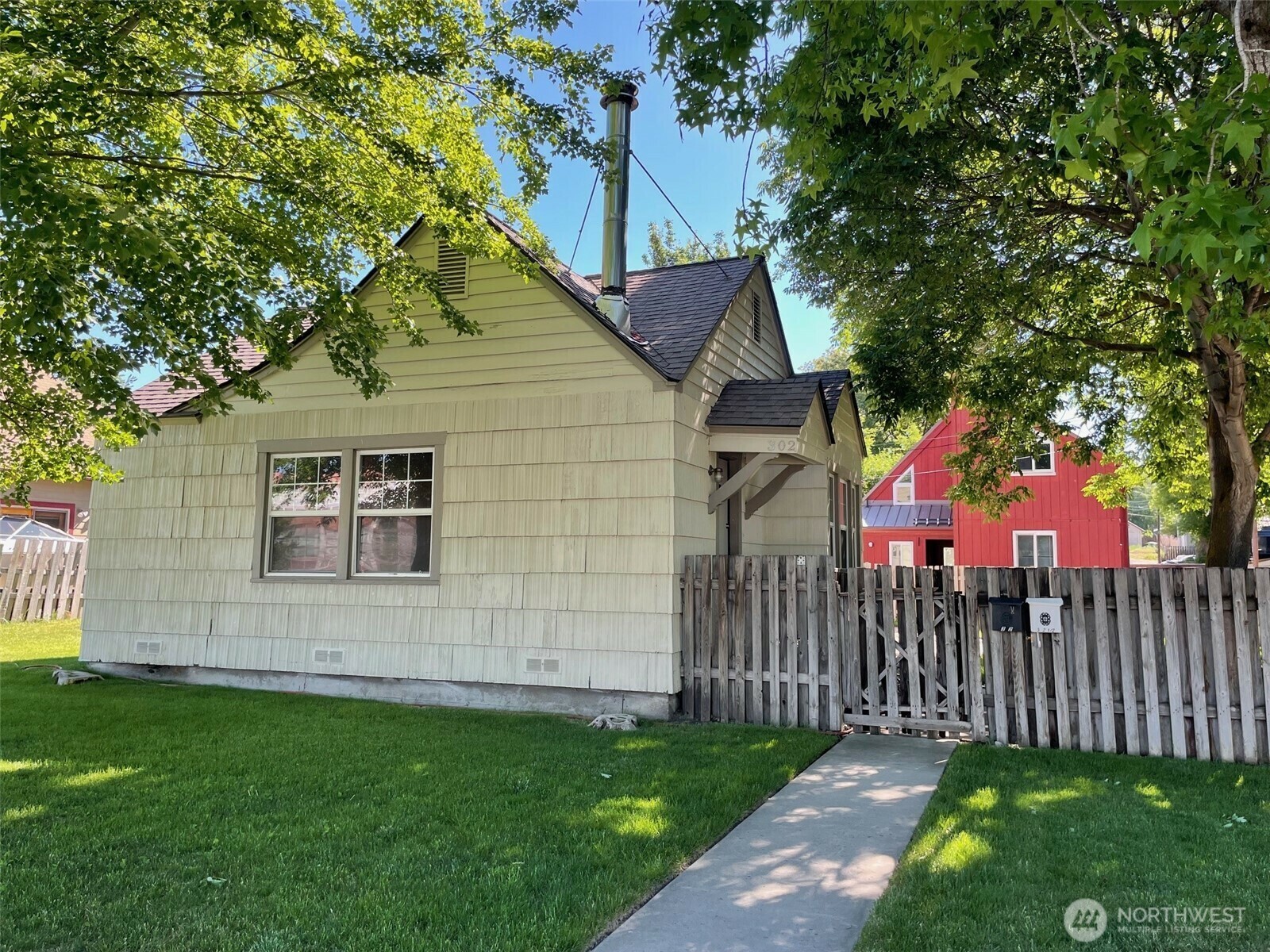 Property Photo: 302 -302 1/2 S Walnut Street WA 98926