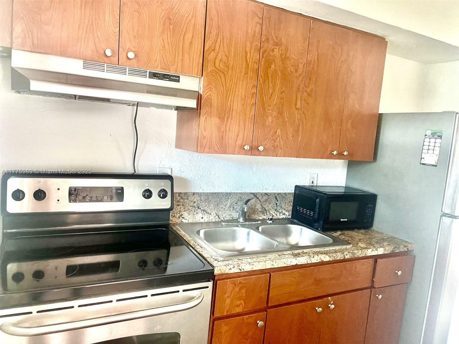 Property Photo: 2247 Simms St 6 FL 33020