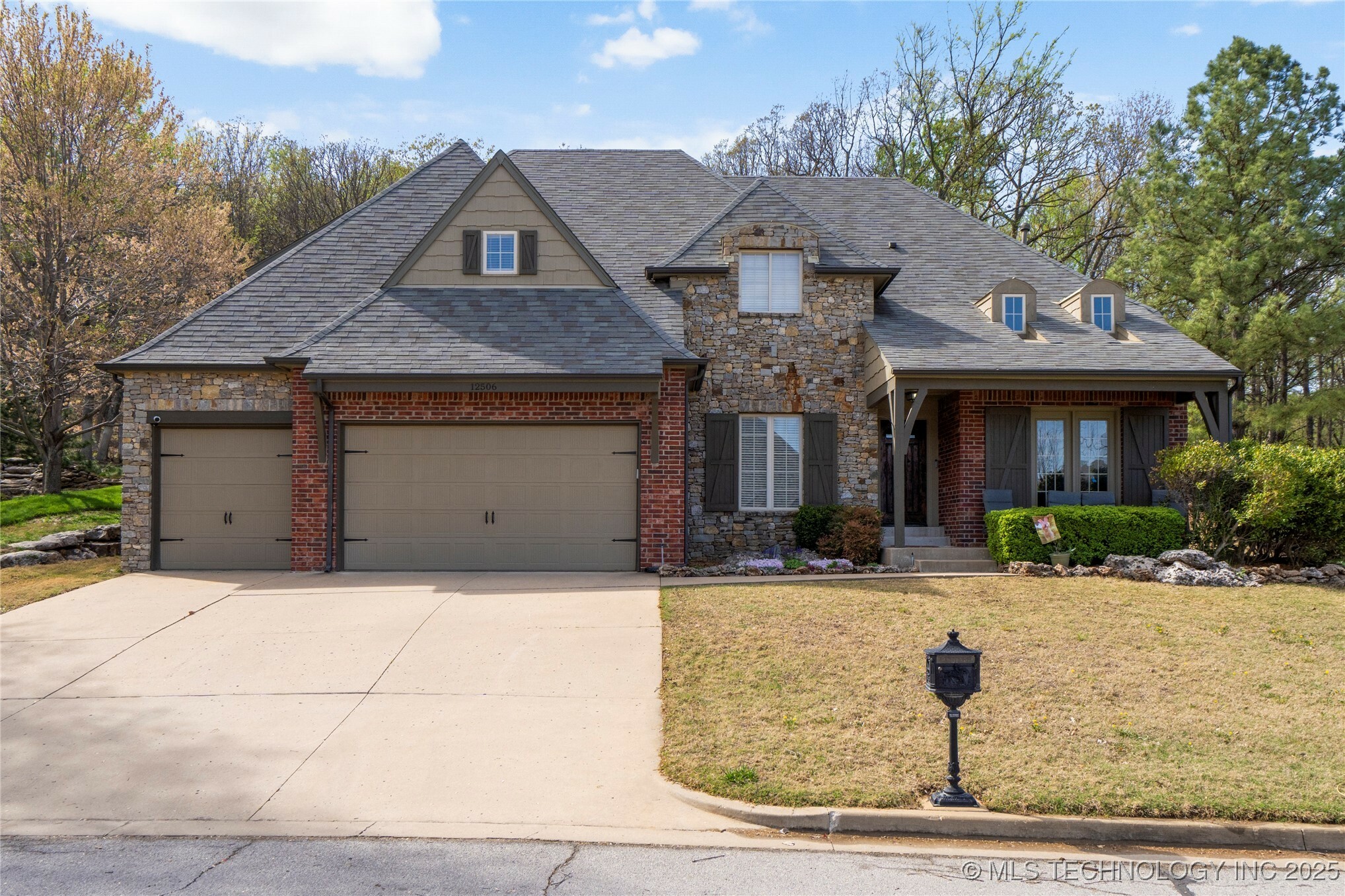 Property Photo: 12506 S 13th Place OK 74037