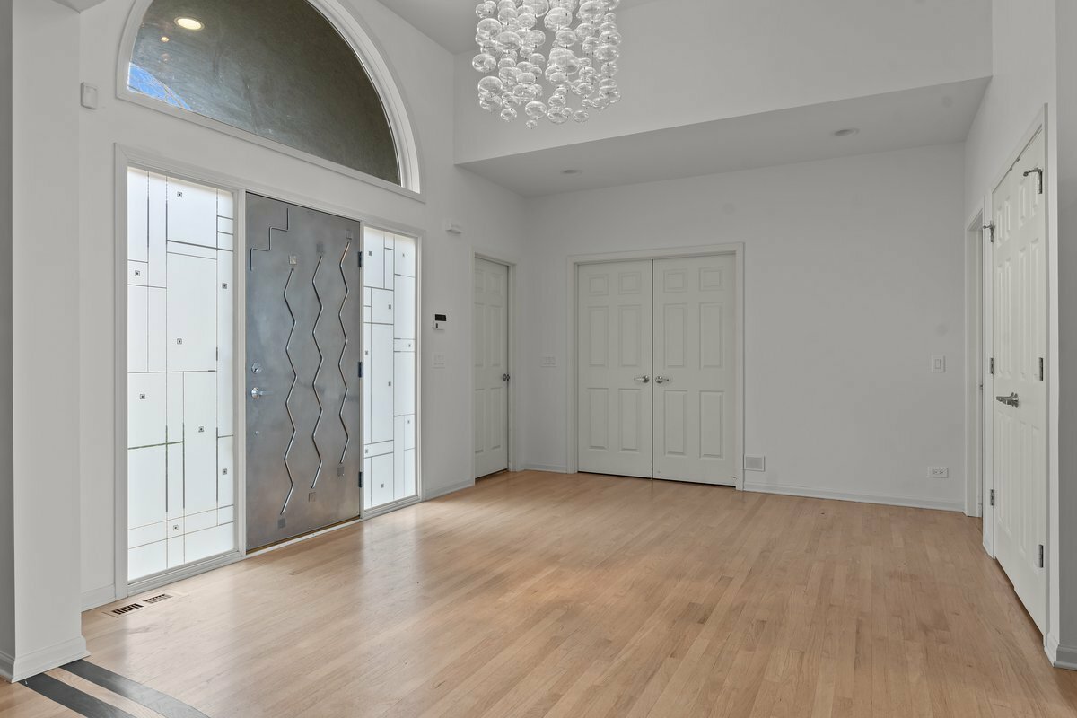 Property Photo: 2451 Augusta Way IL 60035