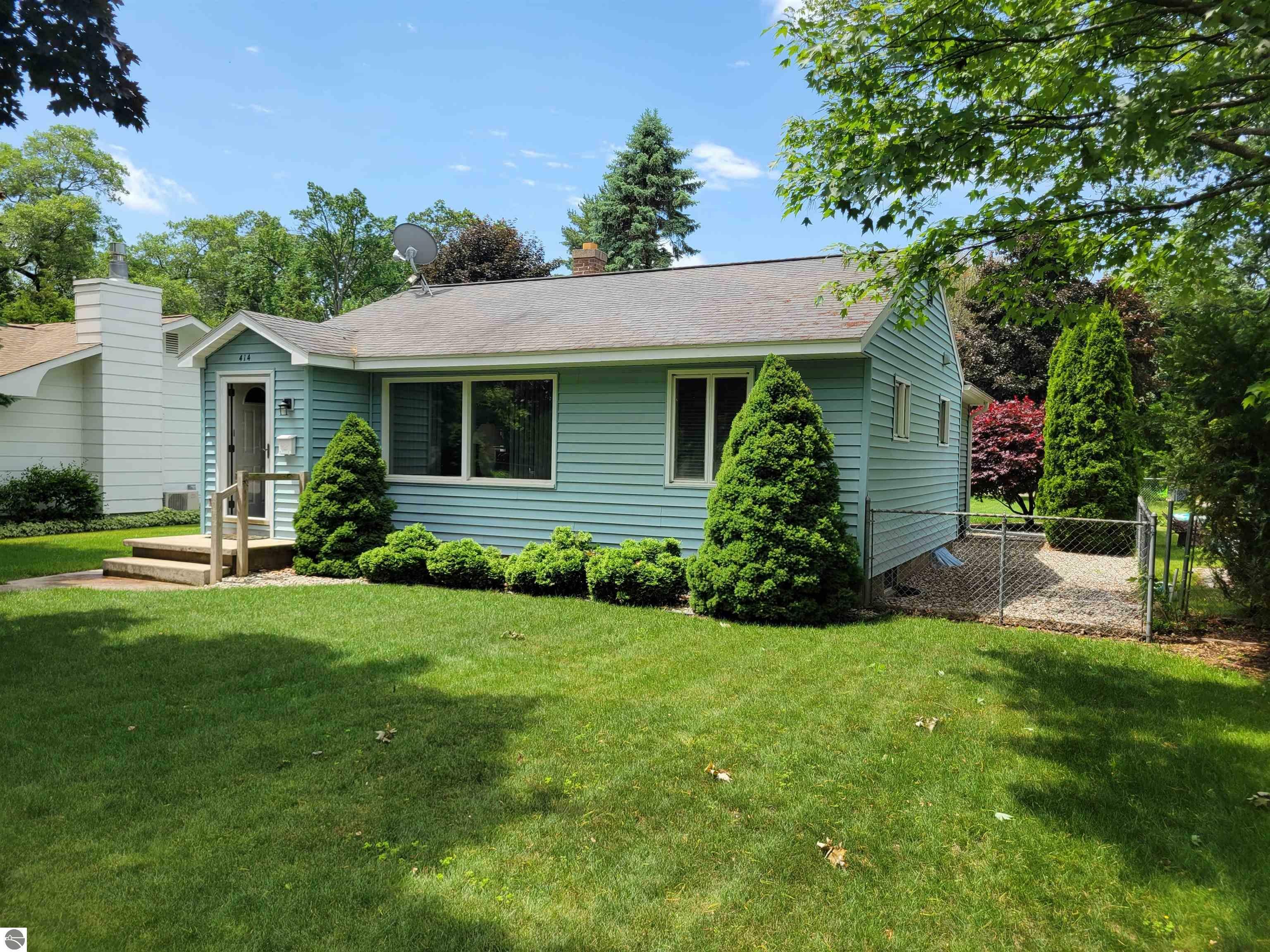 414 Davis Street  Traverse City MI 49686 photo