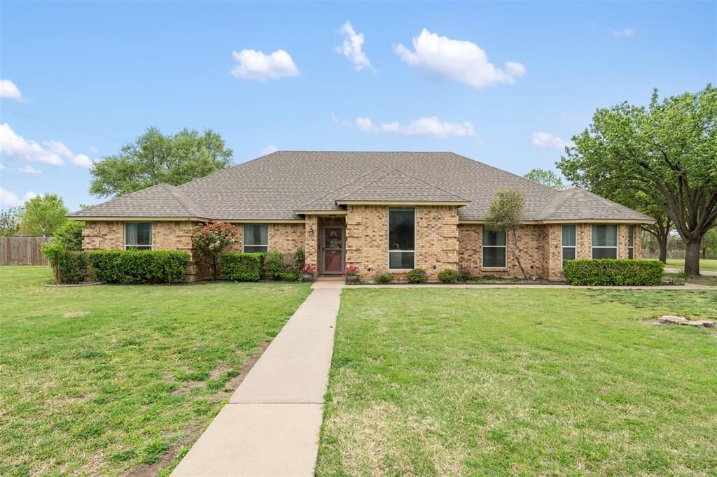 Property Photo: 1000 Crystal Lane TX 76036