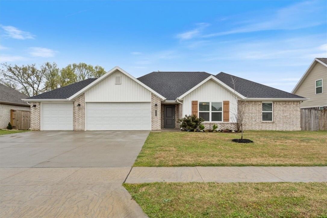 Property Photo: 406 Phyllis Farm Road AR 72753