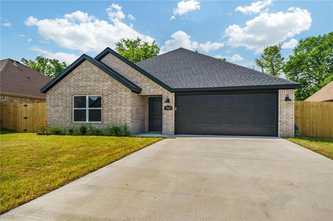 Property Photo: 301 Silvaner Street AR 72745