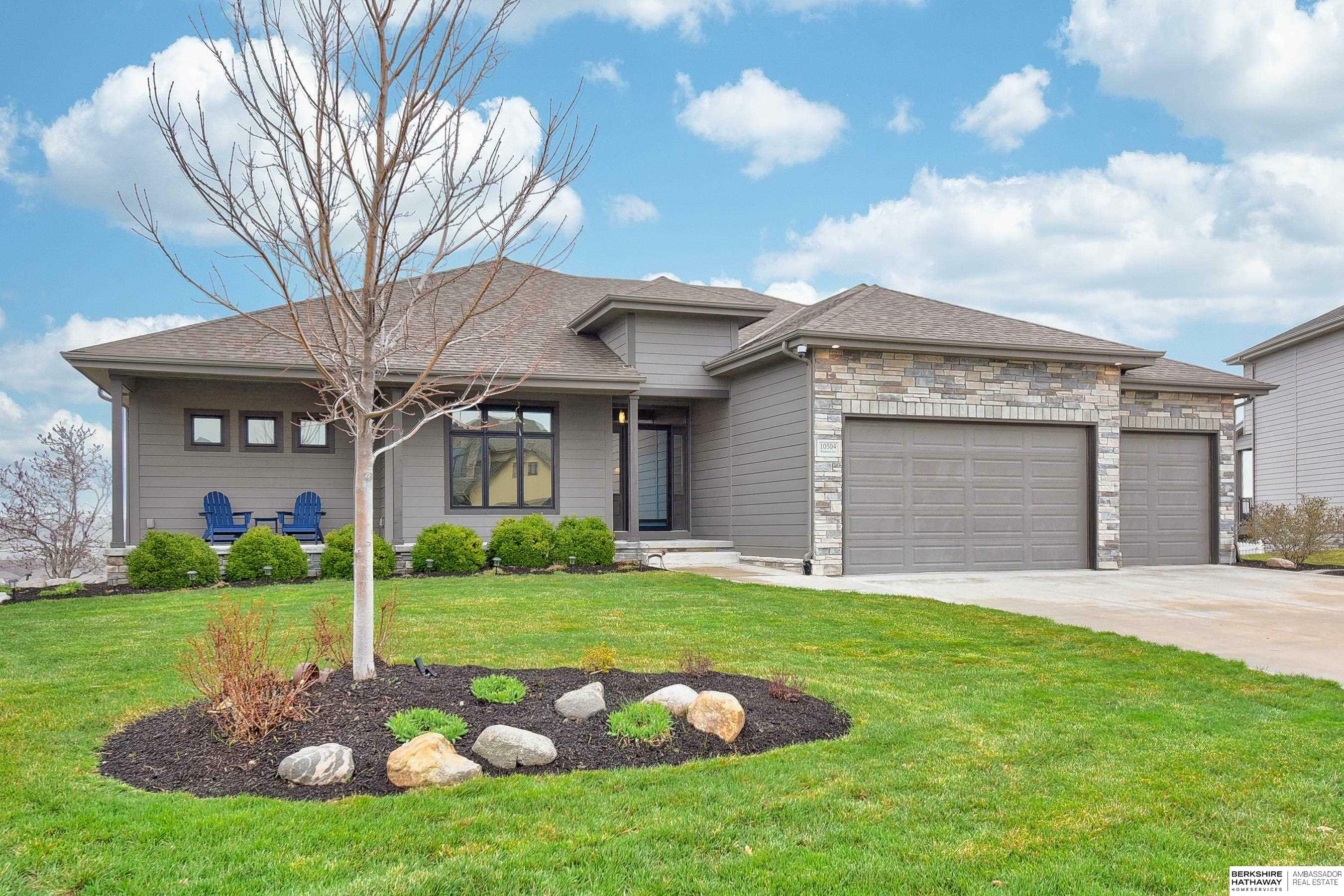 Property Photo: 10504 Windward Avenue NE 68046