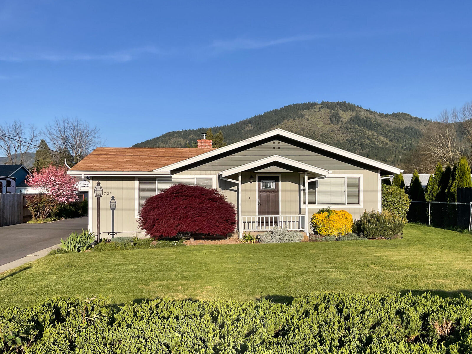 Property Photo:  1725 Cloverlawn Drive  OR 97527 