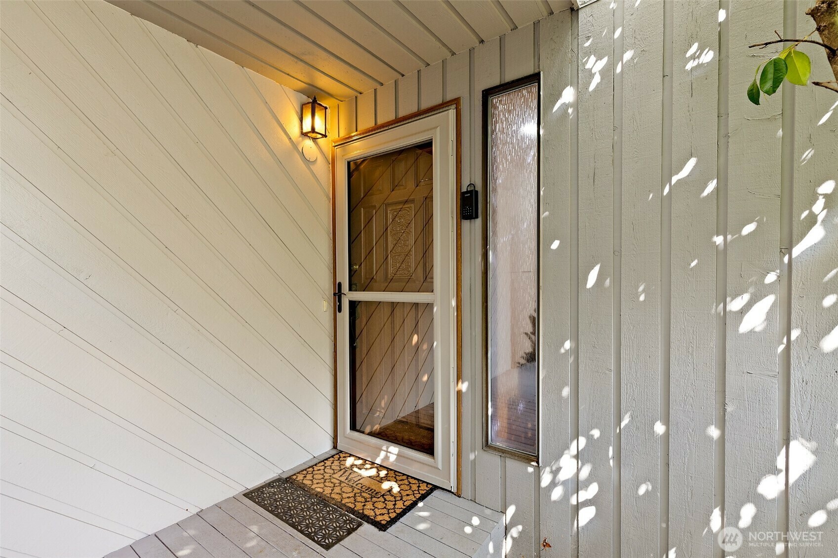 Property Photo:  19124  Ballinger Way NE 124  WA 98155 