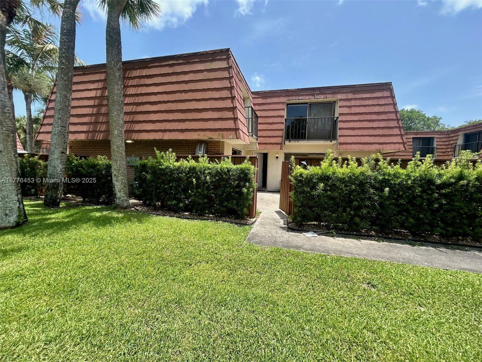 Property Photo: 409 Live Oak Ln 409 FL 33436