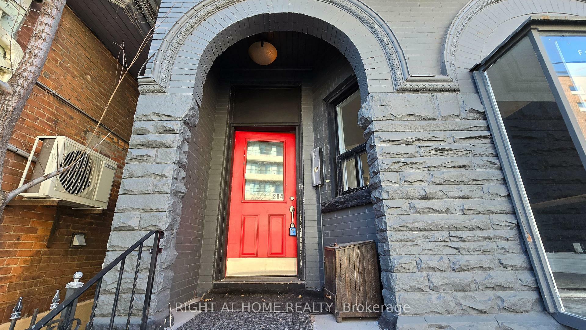 Property Photo: 284 Avenue Road ON M4V 2G7