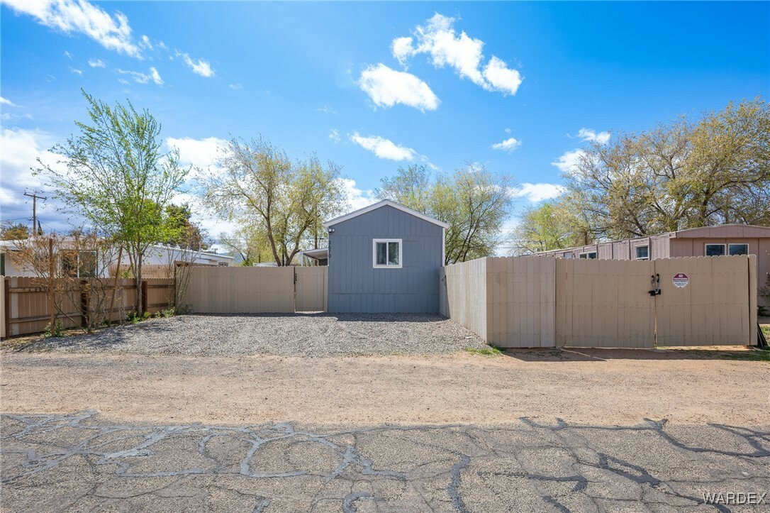 Property Photo: 3670 E Neal Avenue AZ 86409