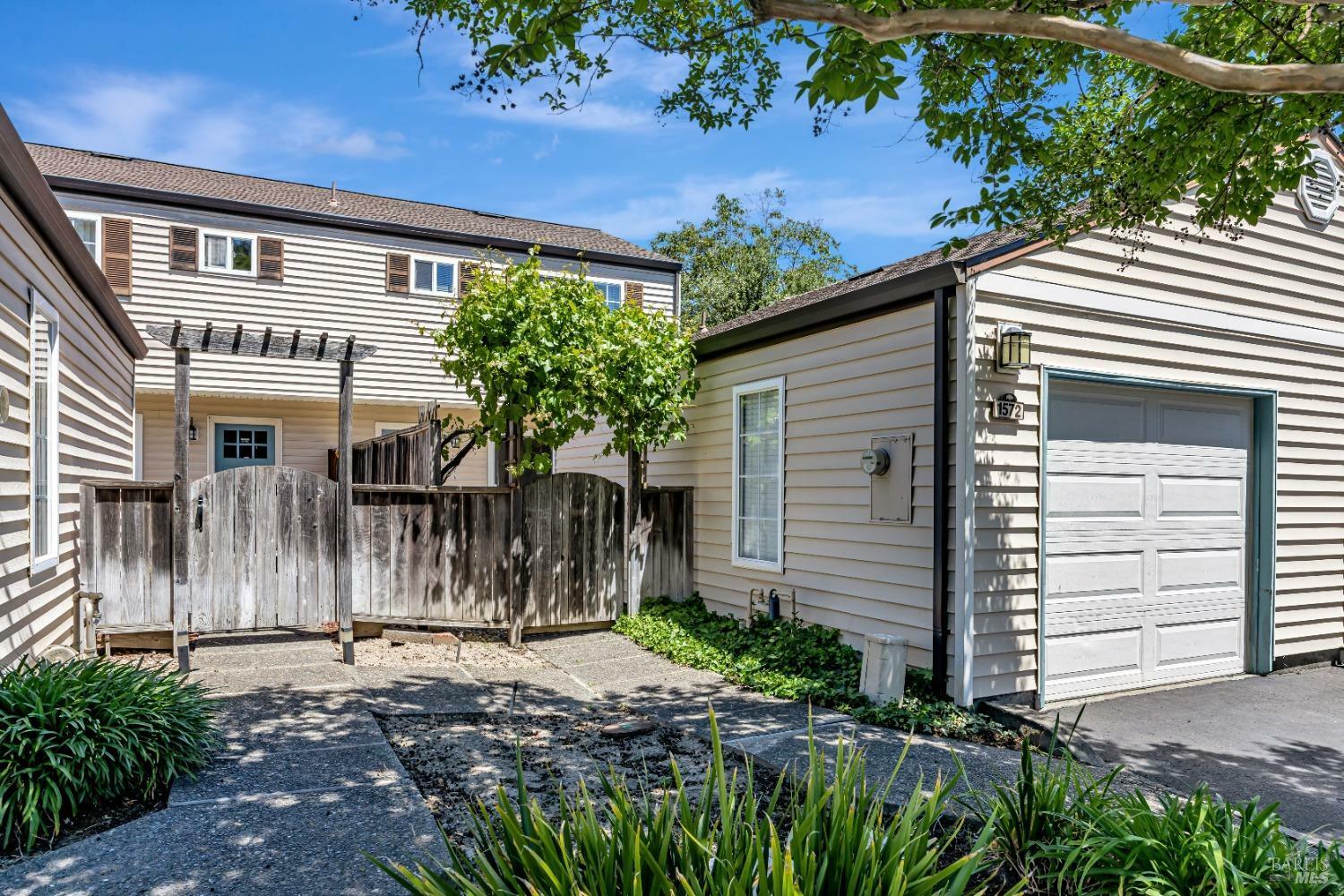 Property Photo: 1572 Yardley Street CA 95403