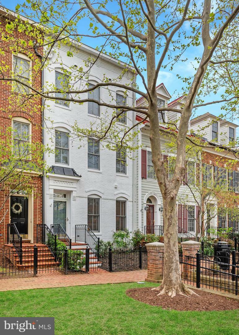 Property Photo: 420 Cook Street VA 22314