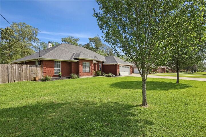 Property Photo:  1302 Dawnwood  TX 77632 