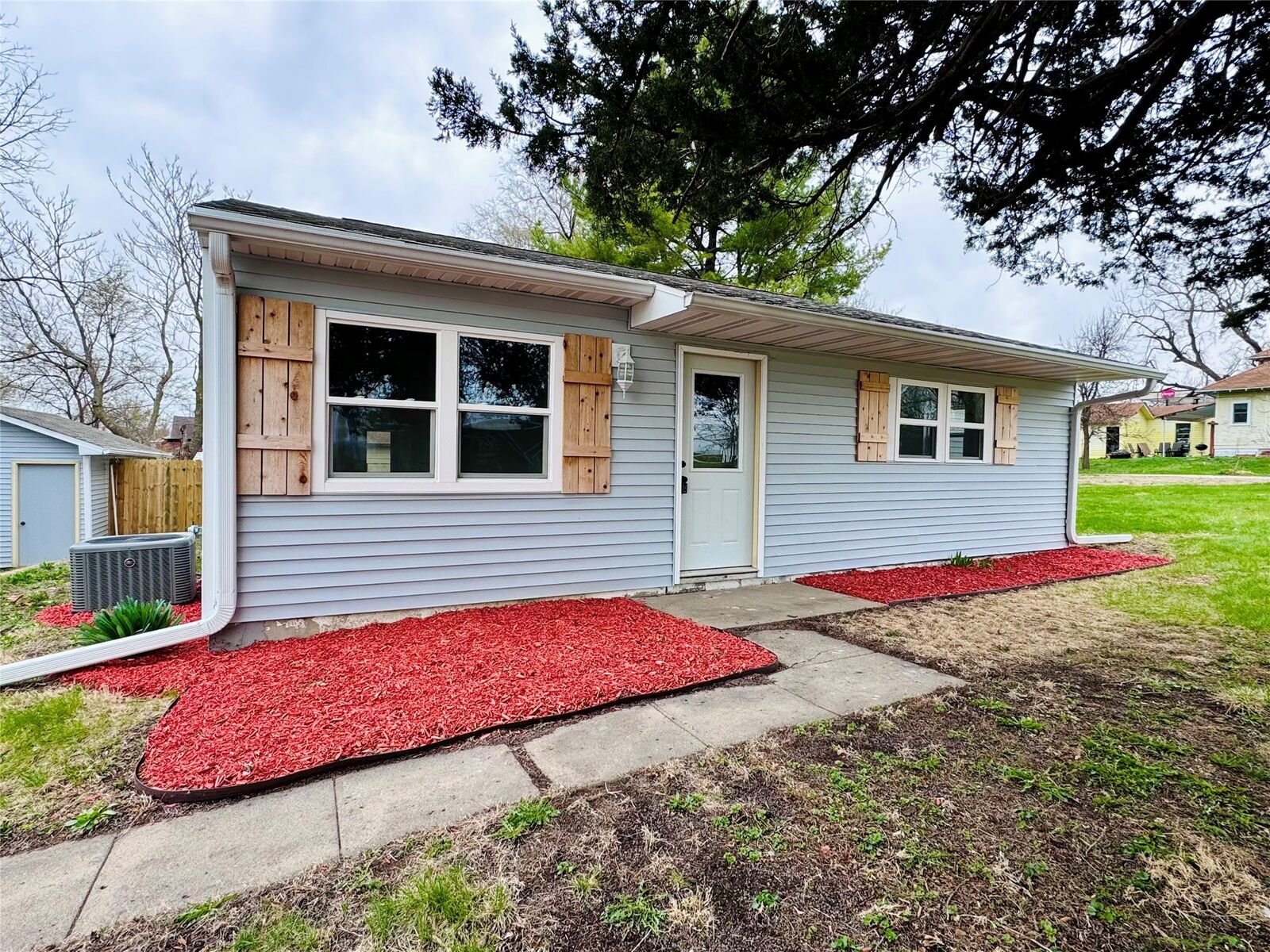 Property Photo:  1402 E Marion Street  IA 50138 