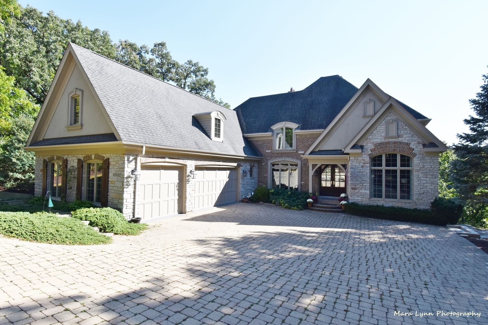 Property Photo: 41W162 Oak Hills Court IL 60119