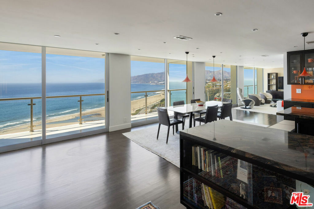 Property Photo: 201 Ocean Avenue 1606P CA 90402