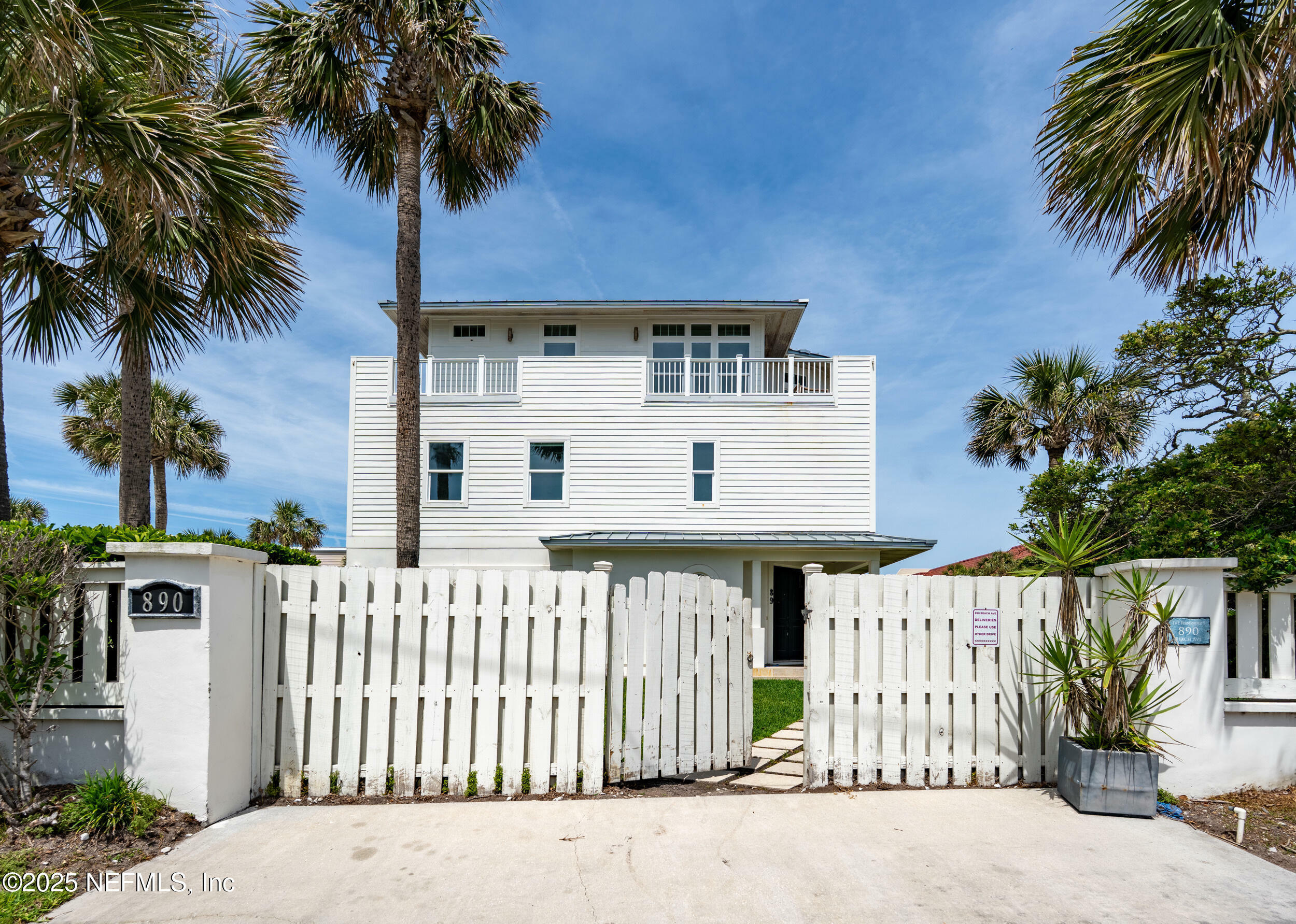 Property Photo: 890 Beach Avenue FL 32233