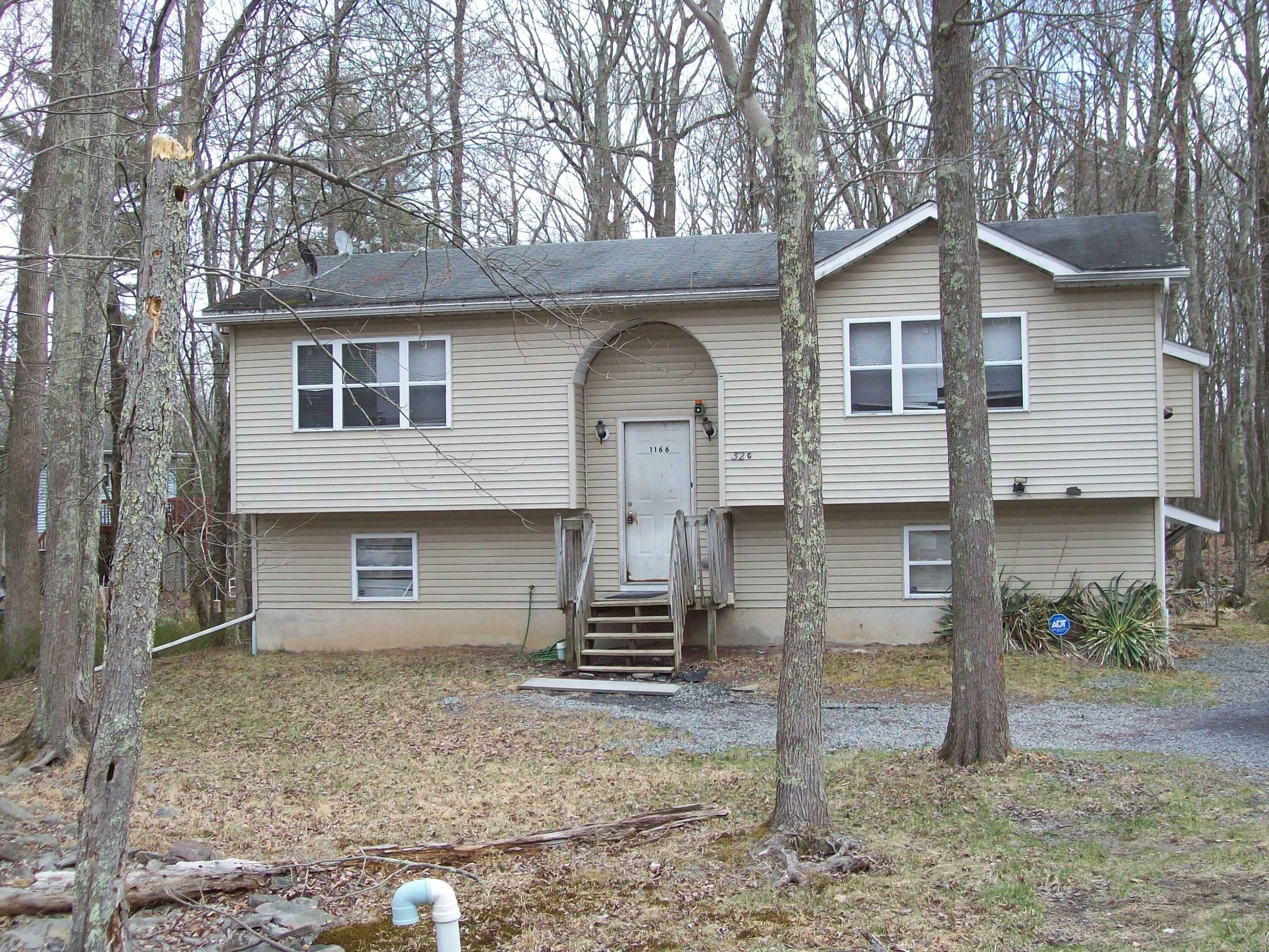 Property Photo: 1166 Hunters Woods Dr Drive PA 18301