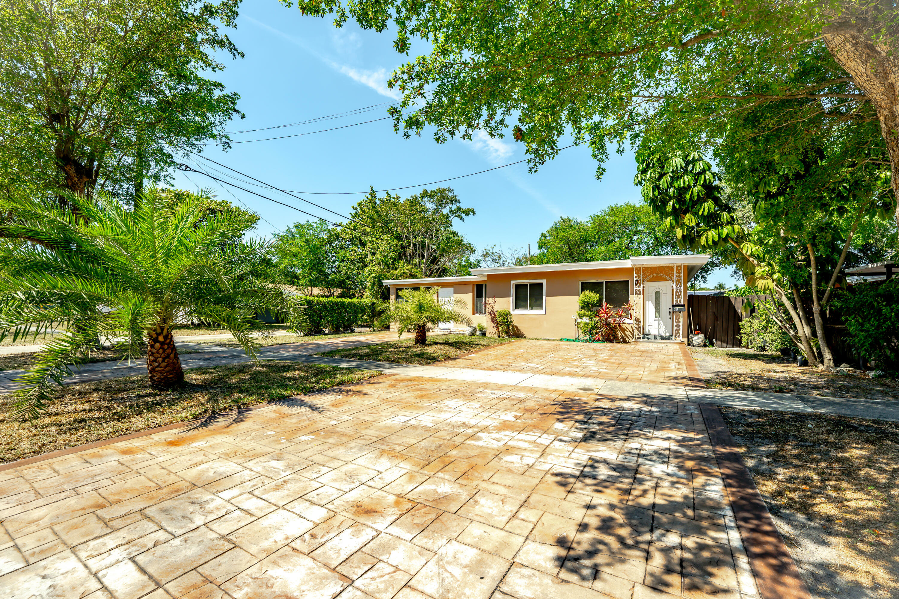 1285 NE 154th Street  North Miami Beach FL 33162 photo