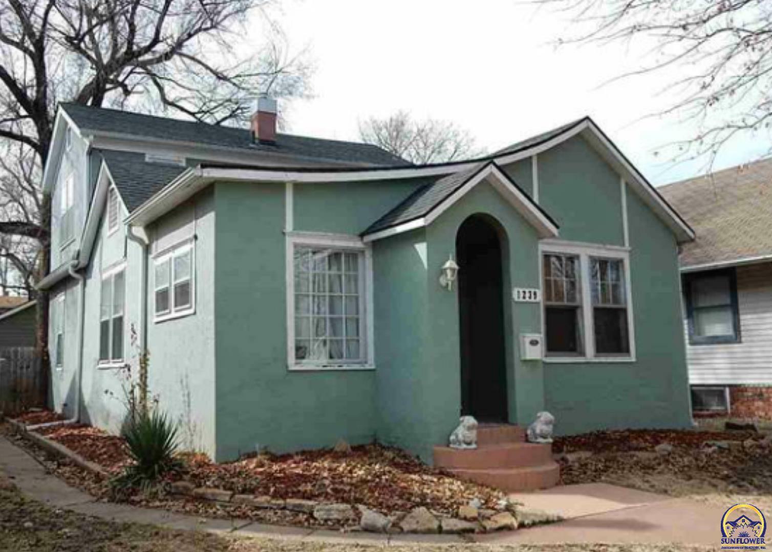 Property Photo: 1239 SW Macvicar Ave KS 66604