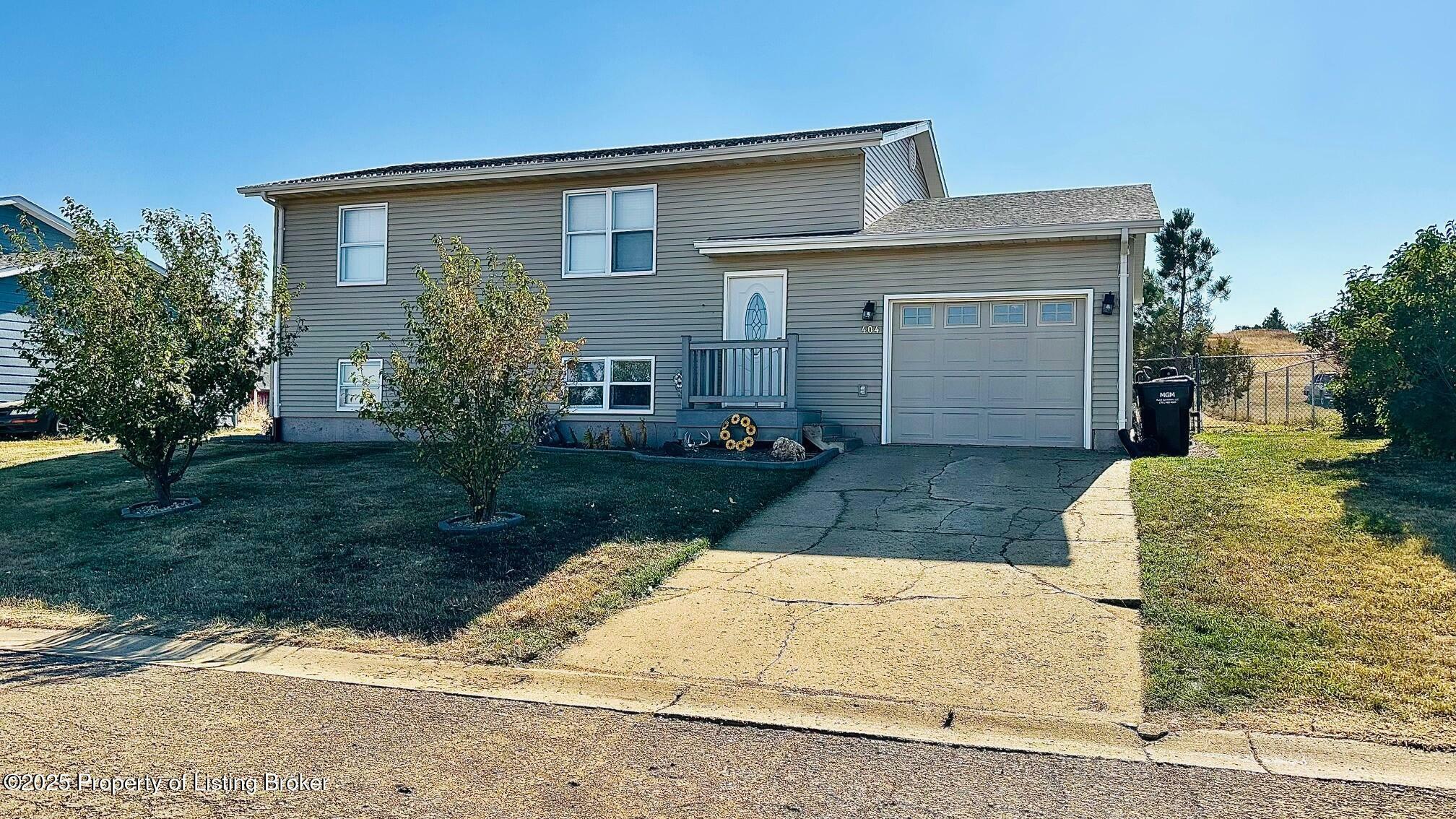 Property Photo: 404 3rd Avenue SE ND 58622