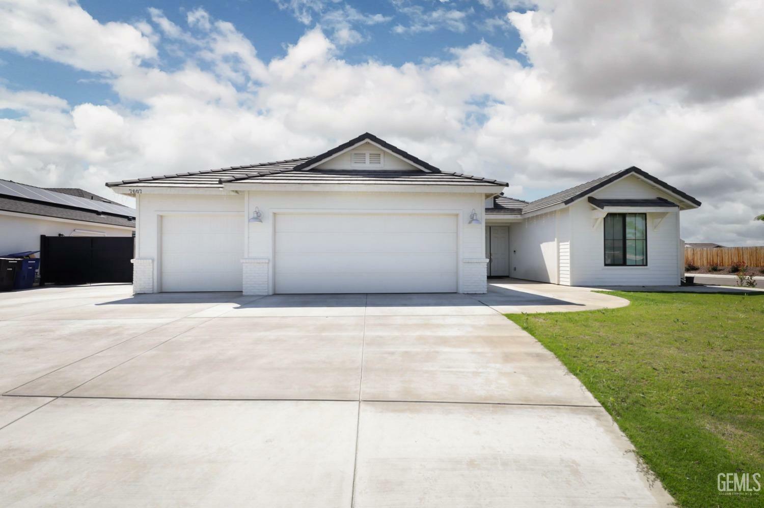 Property Photo:  7607 Linden Tree Avenue  CA 93313 
