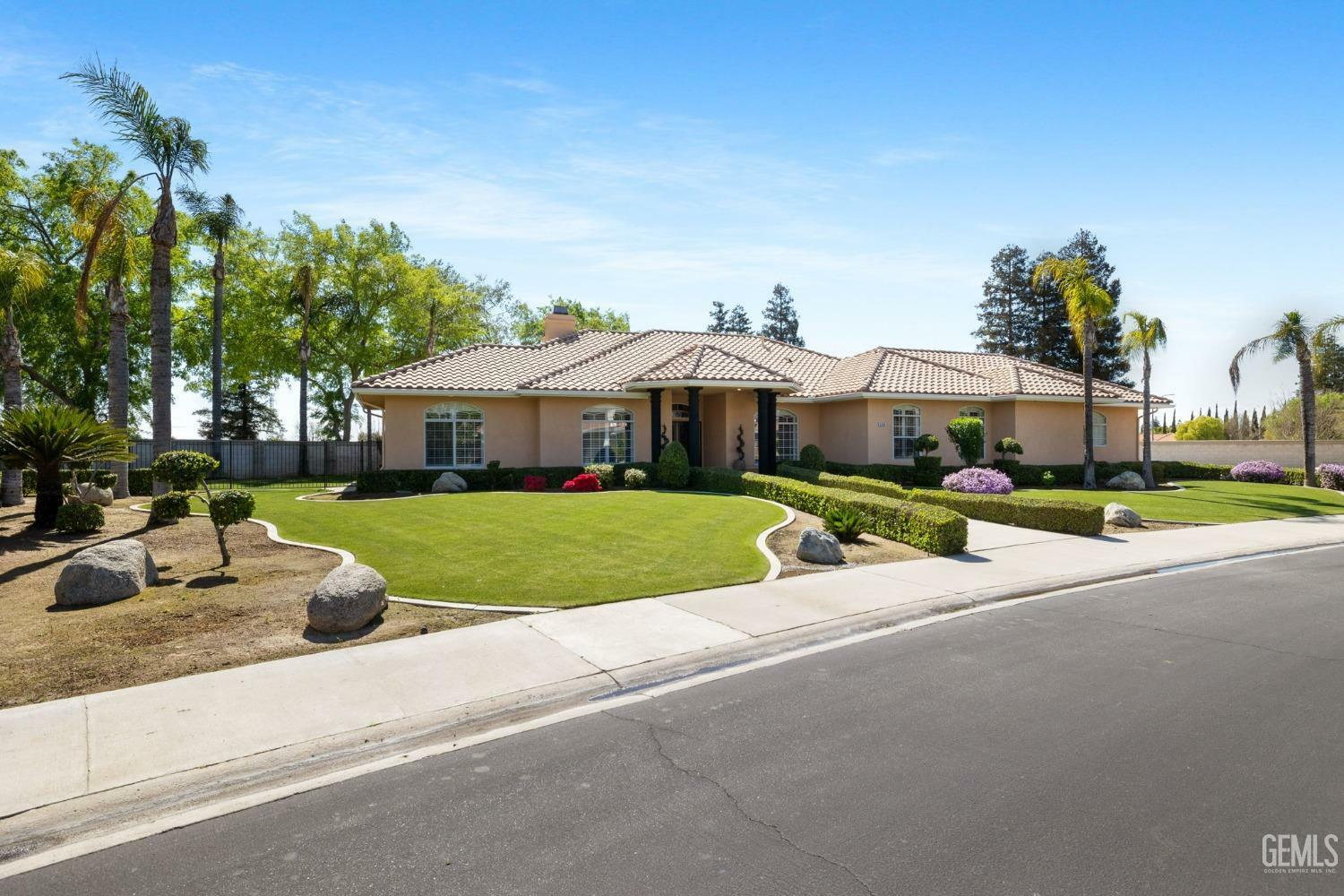 Property Photo:  4906 Palisades Circle  CA 93308 