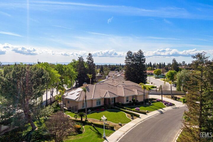 Property Photo: 4906 Palisades Circle CA 93308