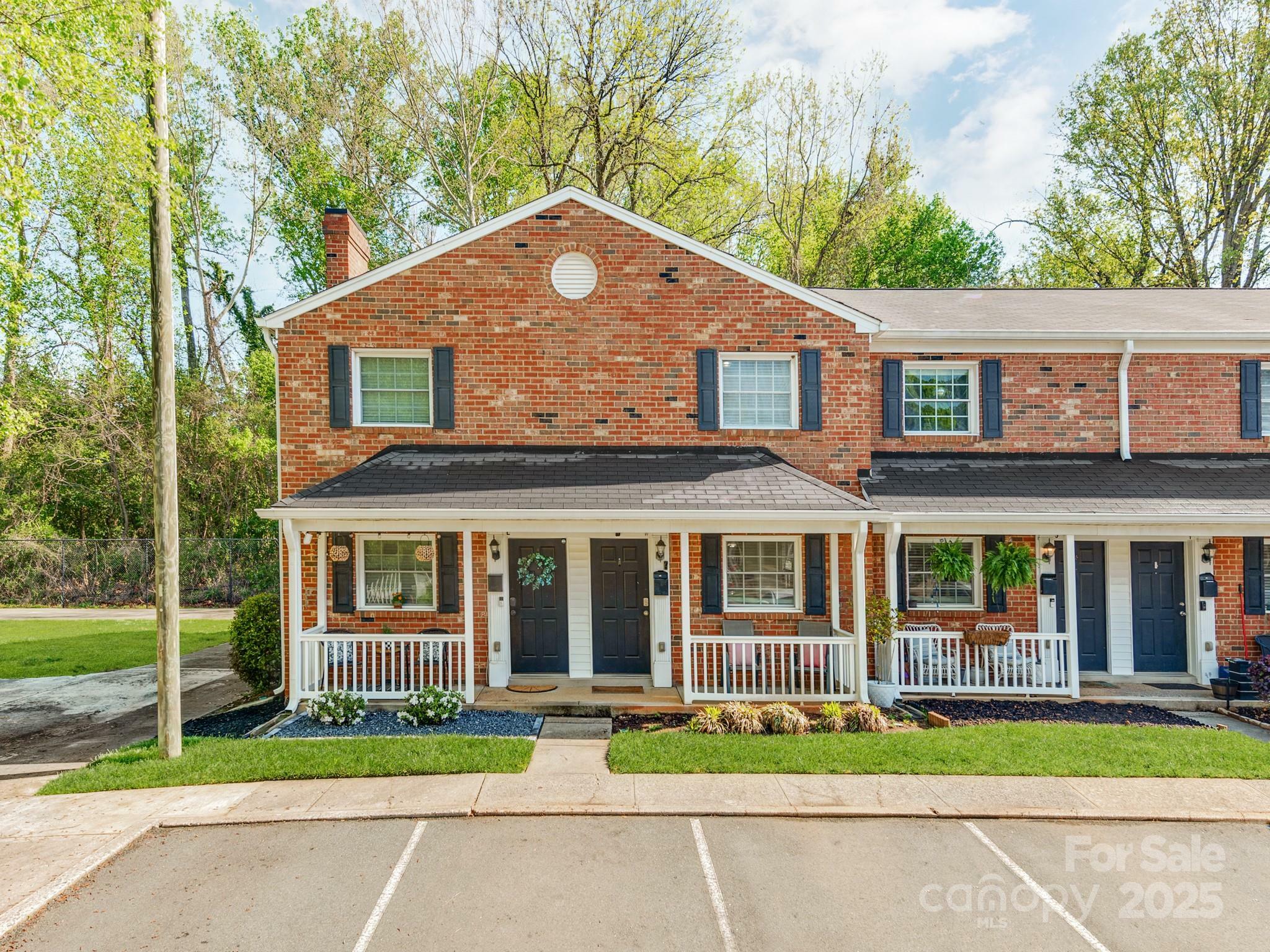 Property Photo: 1217 Green Oaks Lane NC 28205