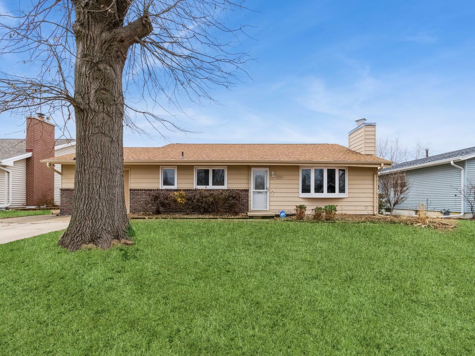 Property Photo: 2006 Catalina Place Place IA 50158