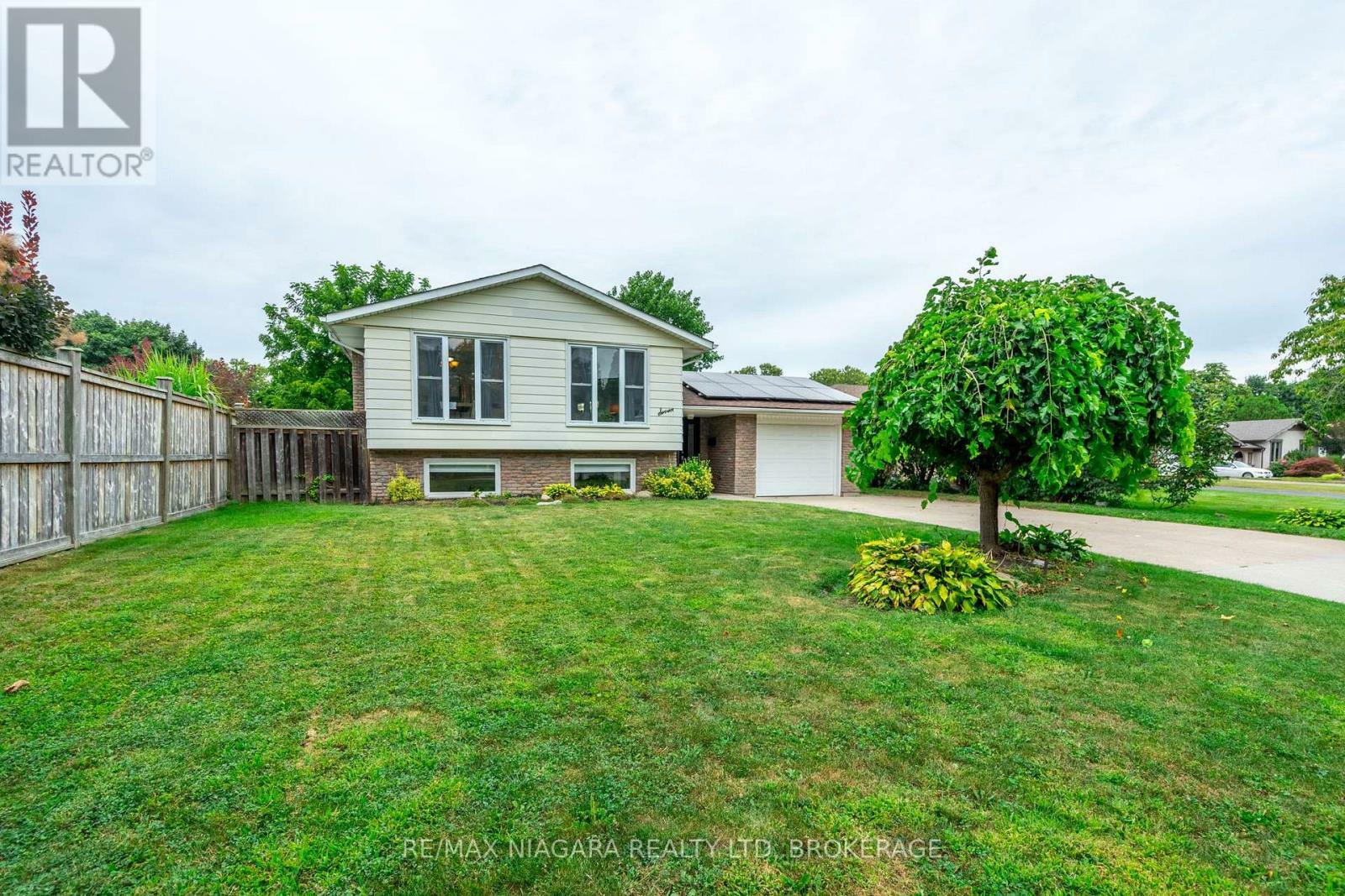 Property Photo: 7 Royal Oak Drive ON L2N 4B7