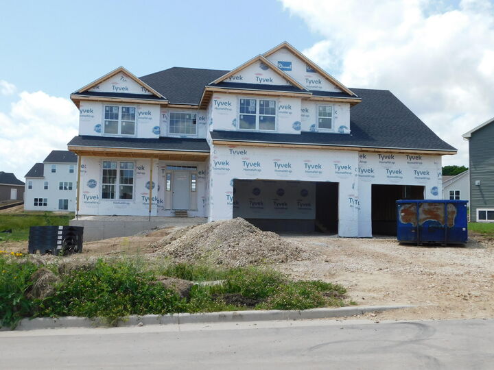 Property Photo:  711 Kohlwey Dr  WI 53024