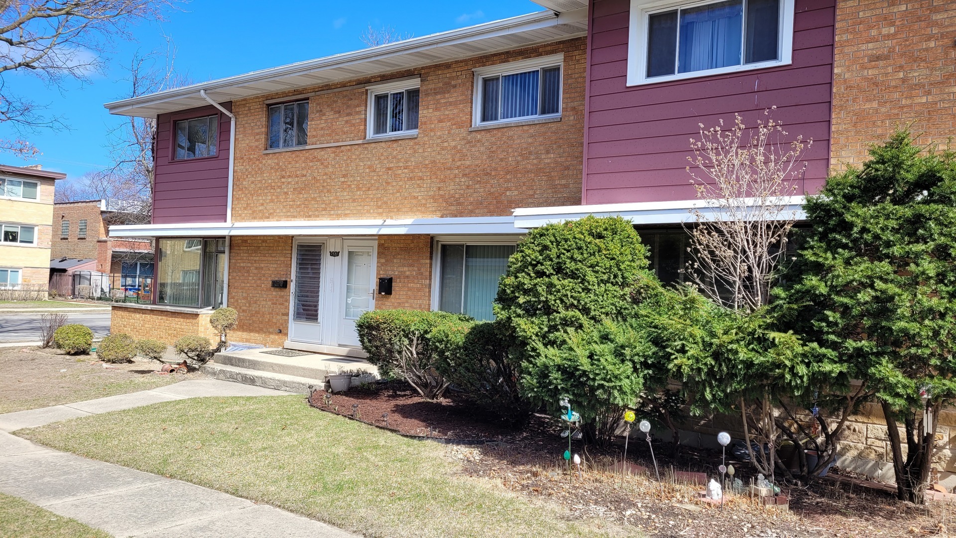 2531 W Howard Street B  Chicago IL 60645 photo