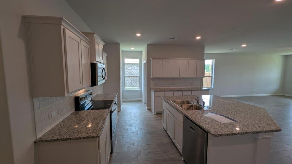 Property Photo: 1000 Traction Trail TX 76031