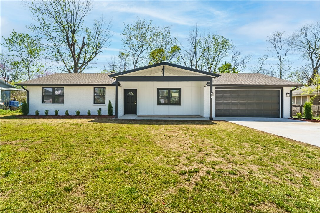Property Photo: 204 E Pinion Street AR 72756