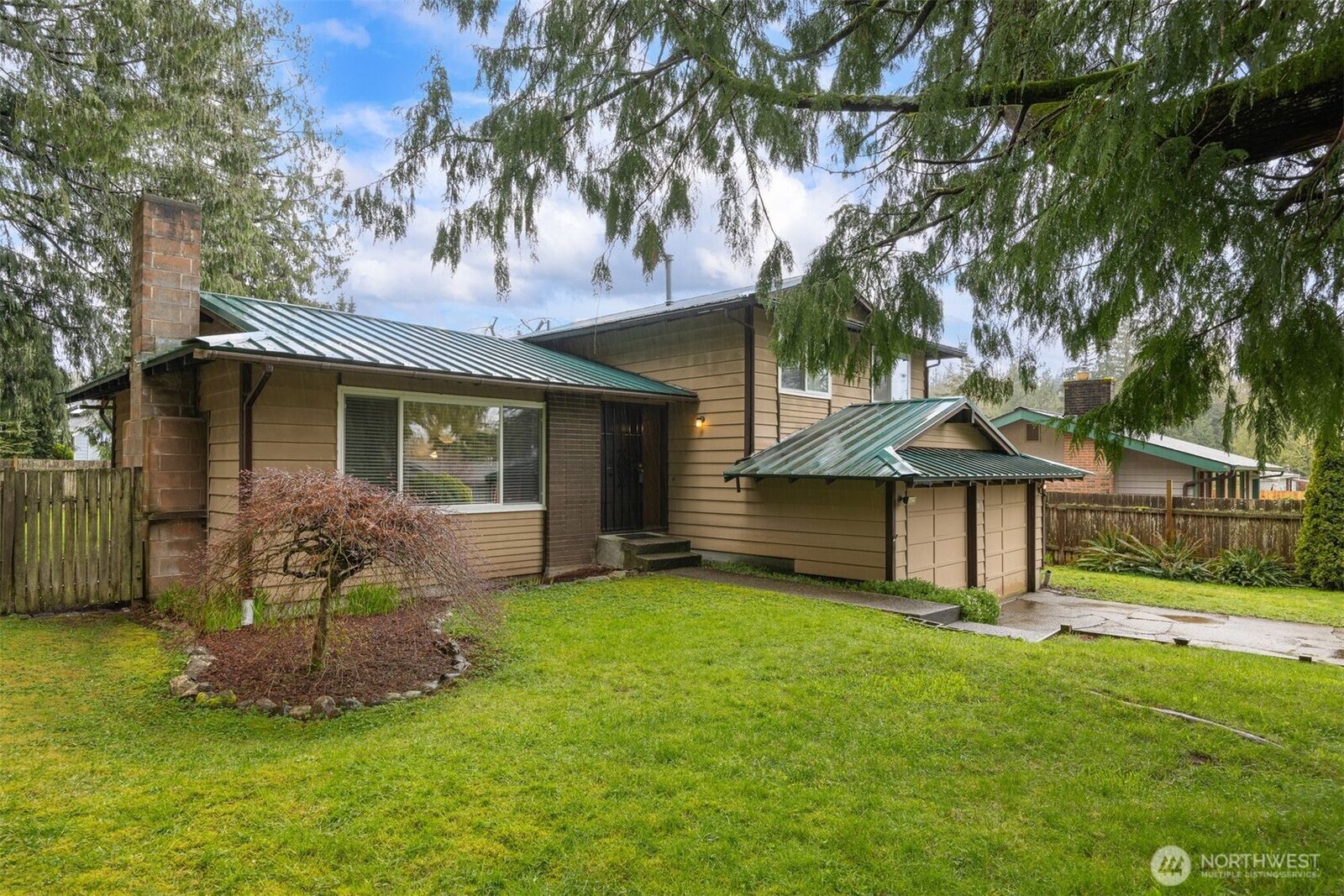 Property Photo:  843 E Douglas Avenue  WA 98229 
