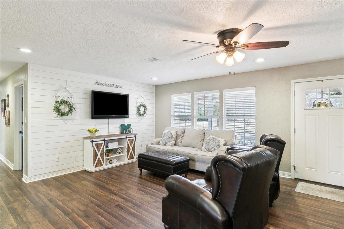 Property Photo:  525 Jordan Dr  TX 77657 