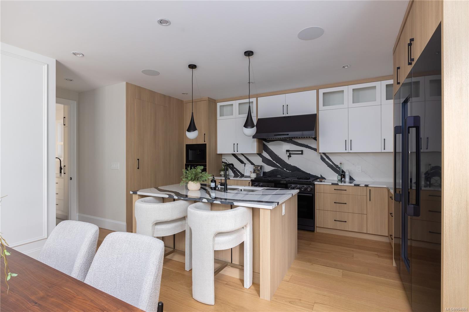 Property Photo: 650 Monterey Ave BC V8S 4T9