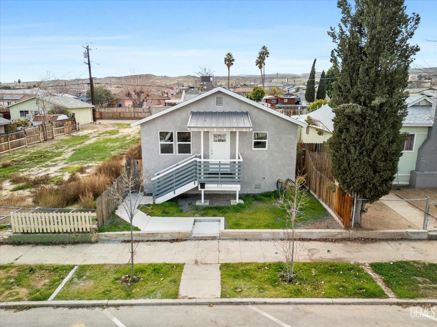 Property Photo: 313 Woodrow Street CA 93268