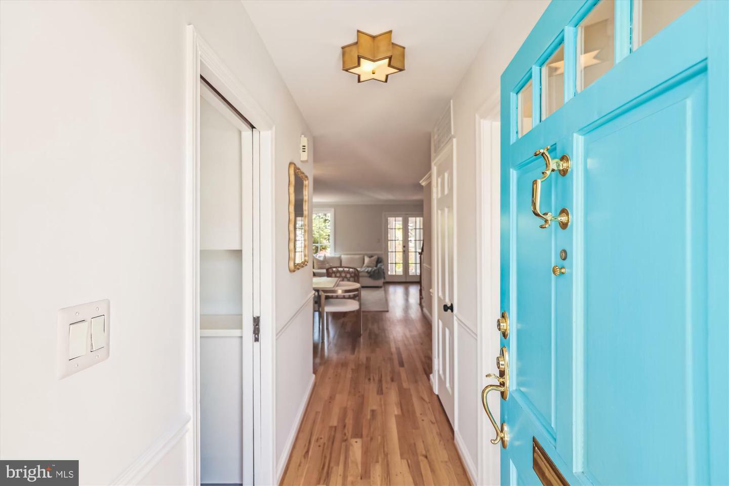 Property Photo: 821 S Lee Street VA 22314
