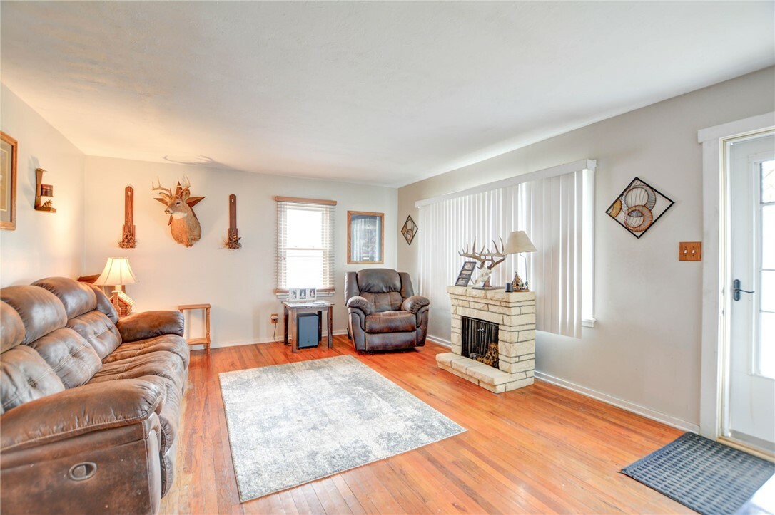 Property Photo: 1320 E Vanderhoof Street IL 62521