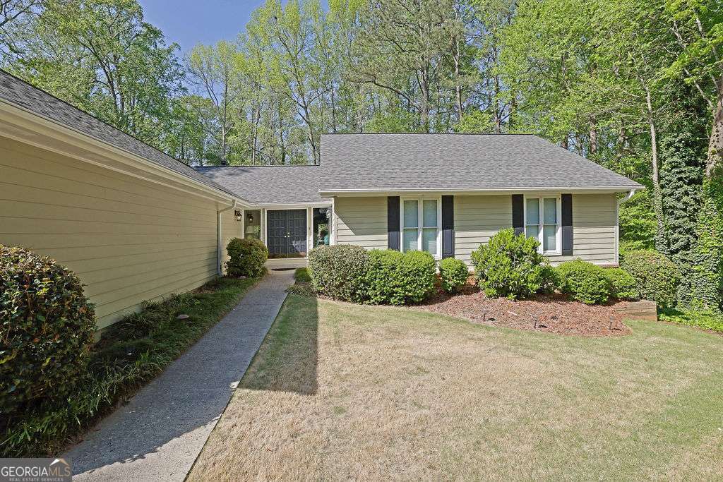 Property Photo: 115 Beechwood Trail GA 30075