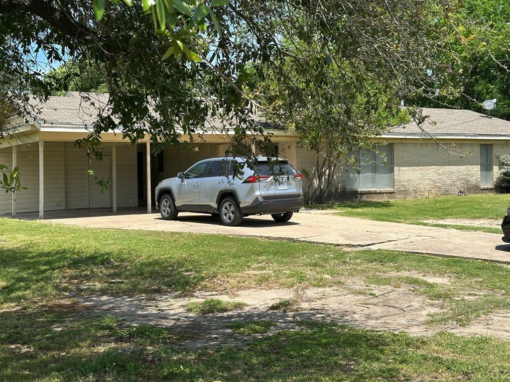 Property Photo: 1101 E Palestine Street TX 76667