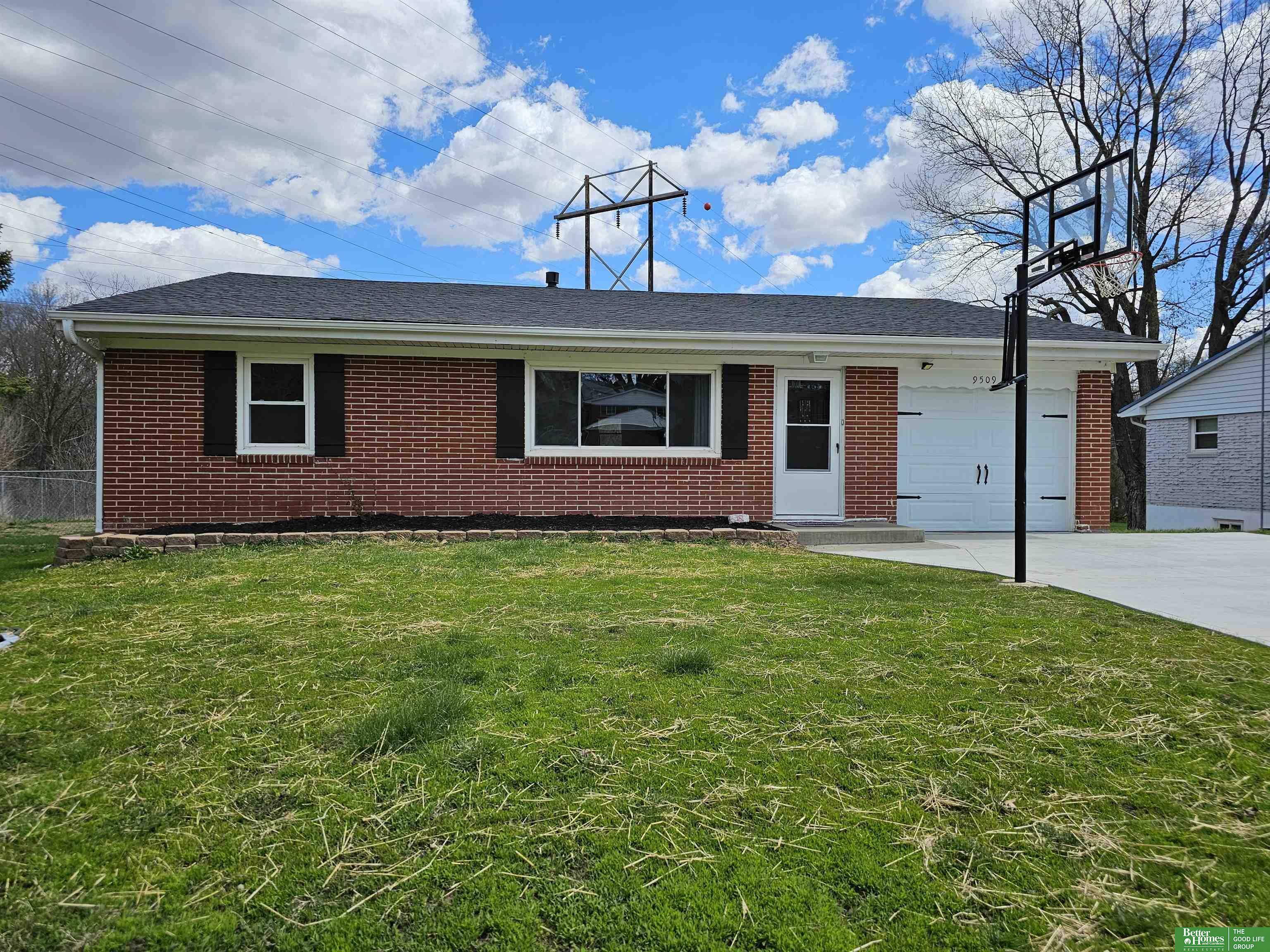 Property Photo: 9509 Oak Ridge Drive NE 68147-9999