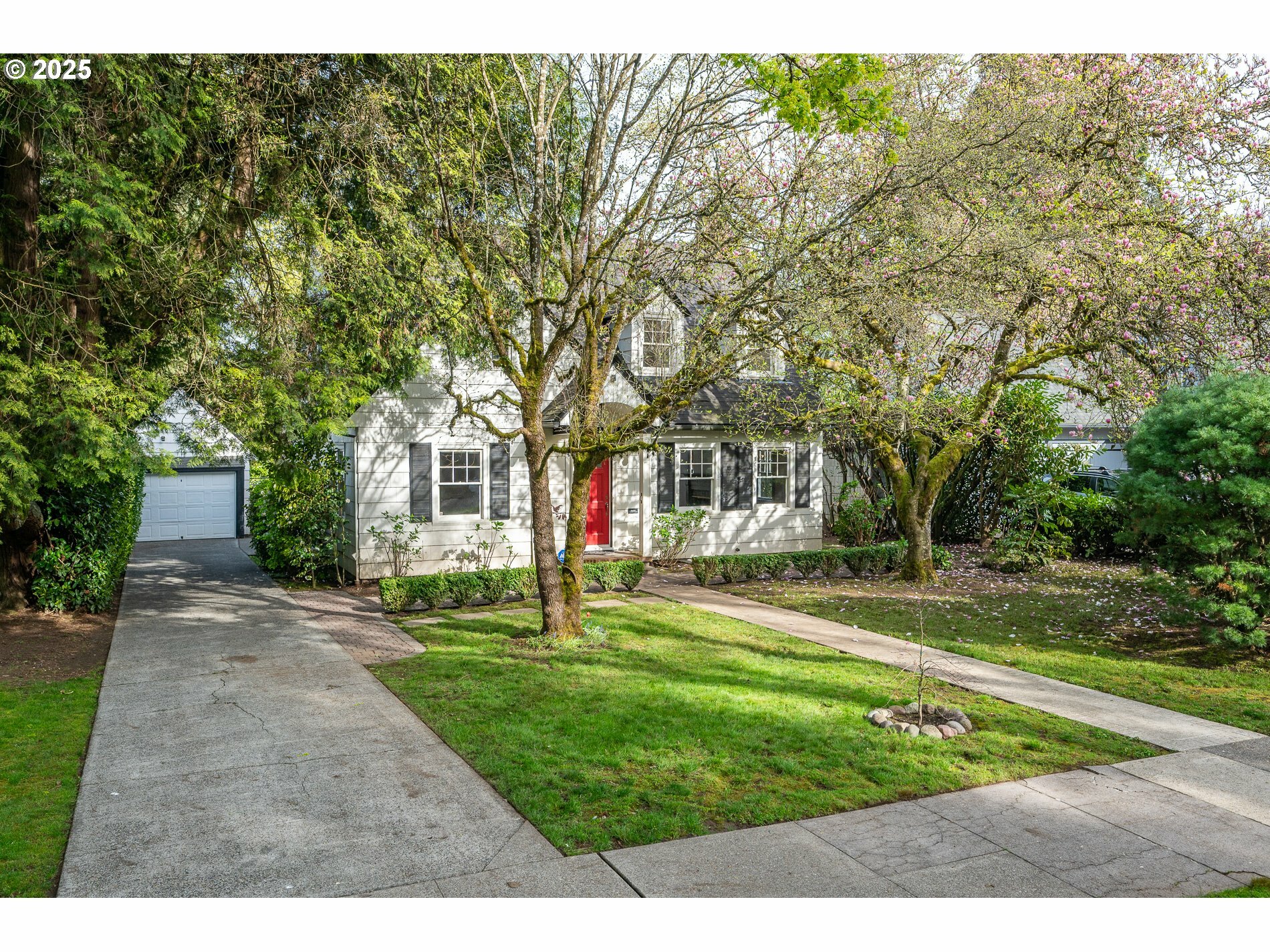 Property Photo: 1856 SE Saint Andrews Dr OR 97202