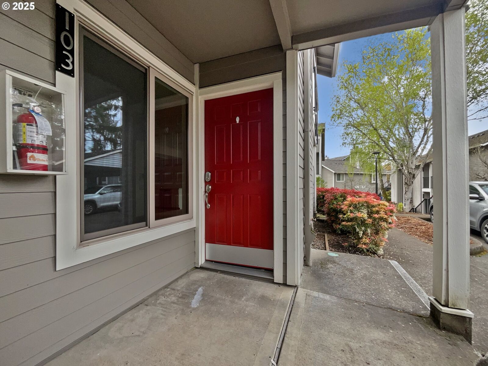 Property Photo: 86 Kingsgate Rd F103 OR 97035