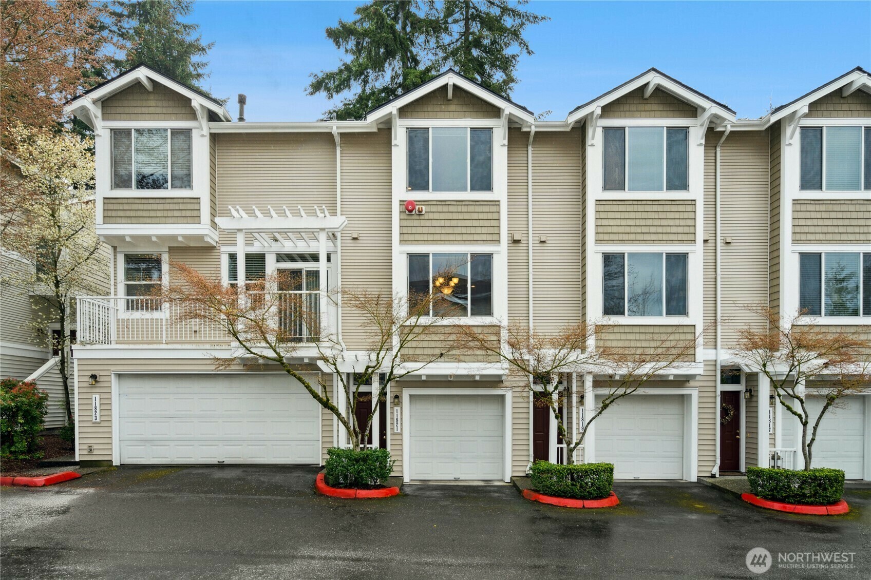 Property Photo: 11821 NE 162nd Court 4-2 WA 98011