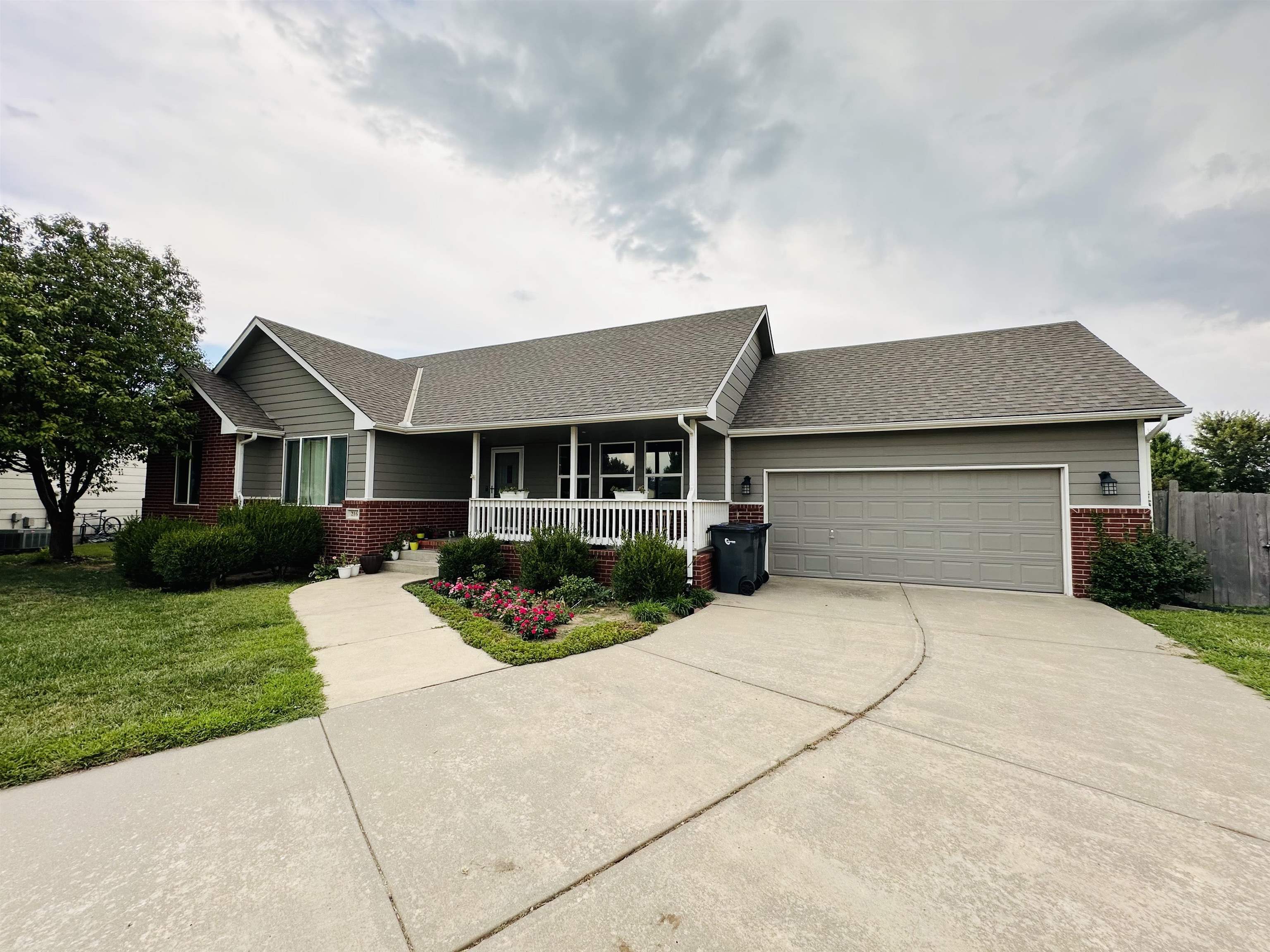 Property Photo: 216 Victoria Ct KS 67114